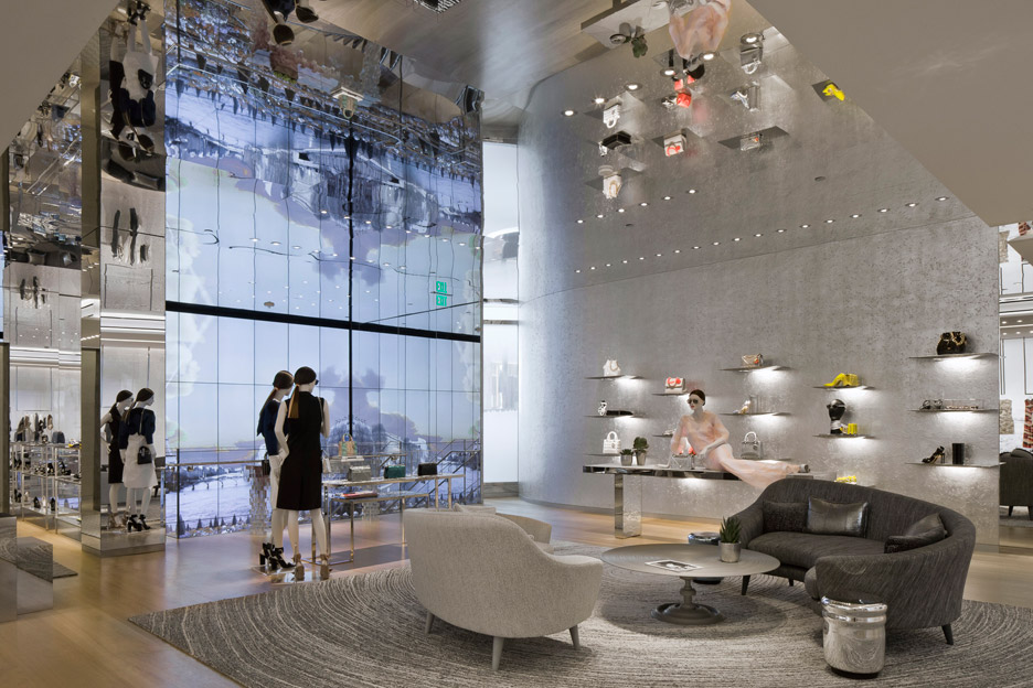 Painéis imitam saia plissada em nova fachada da Dior Miami