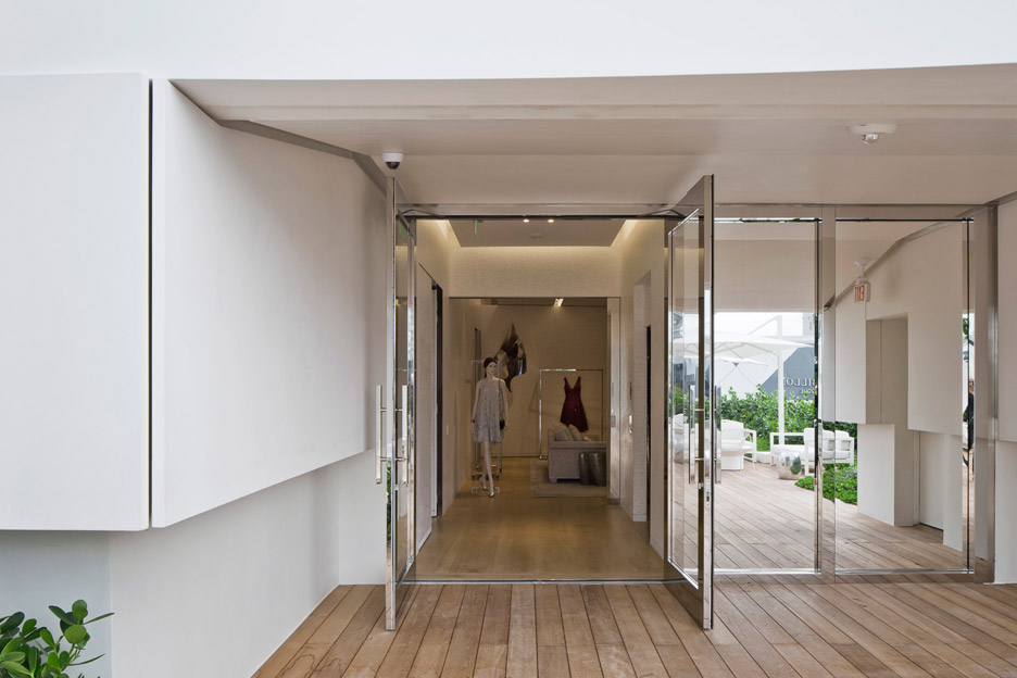 Painéis imitam saia plissada em nova fachada da Dior Miami