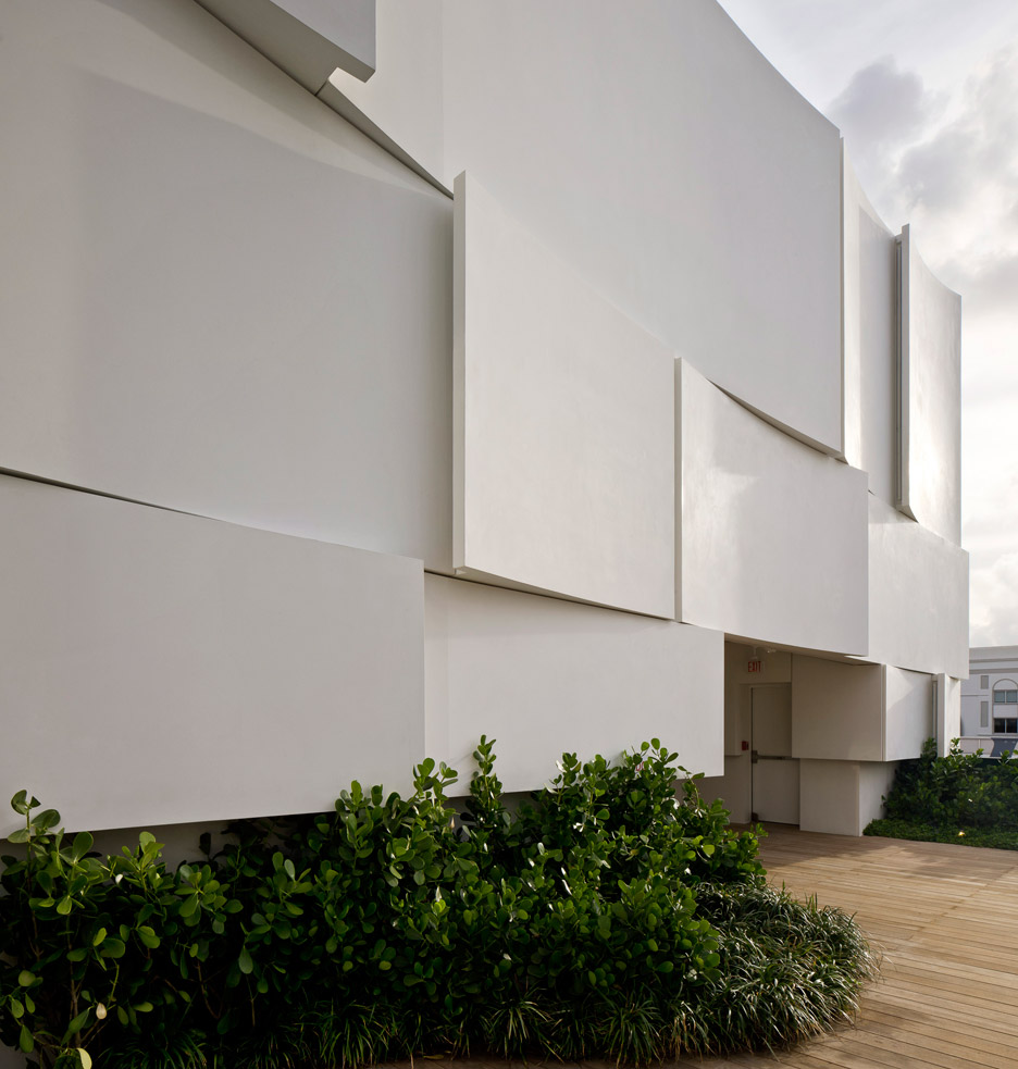 Painéis imitam saia plissada em nova fachada da Dior Miami