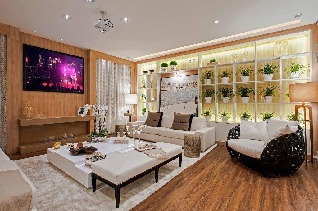 Sistema de automação e tons claros marcam sala da Casa Cor PR 2015