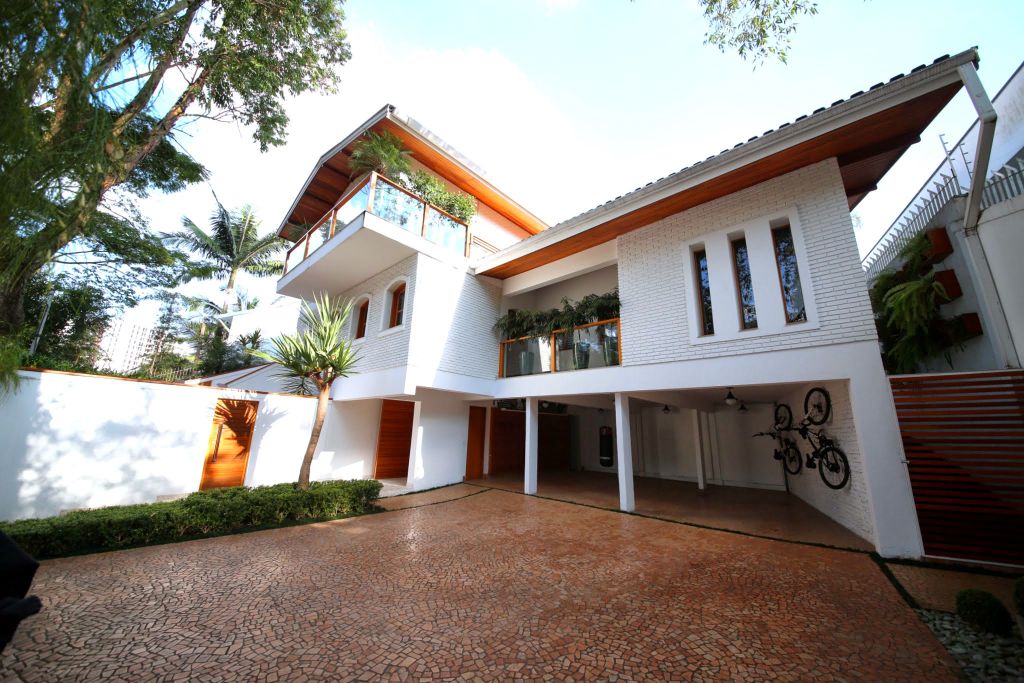 Garagem com jardim integrado possui mais de 100 m²