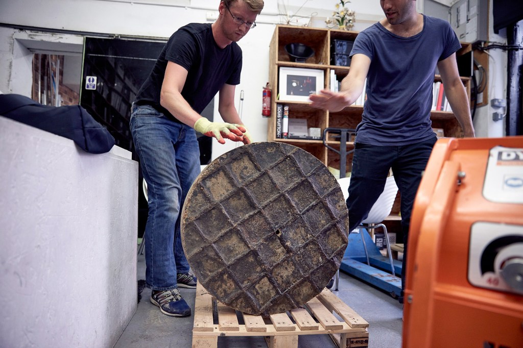 MDW: Paul Cocksedge transforma concreto escavado em designs
