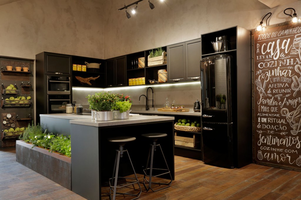 CASACOR SP: Uma cozinha rústica, industrial e jovem
