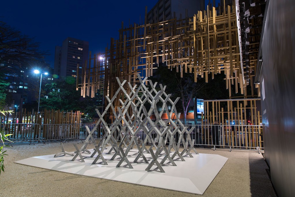 A obra e a visão de Kengo Kuma em exposição na JAPAN HOUSE