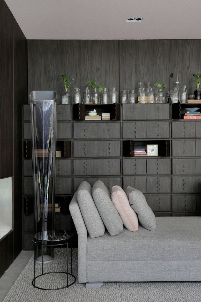 A estante de memórias do Yamagata Arquitetura na CASACOR SP 2017