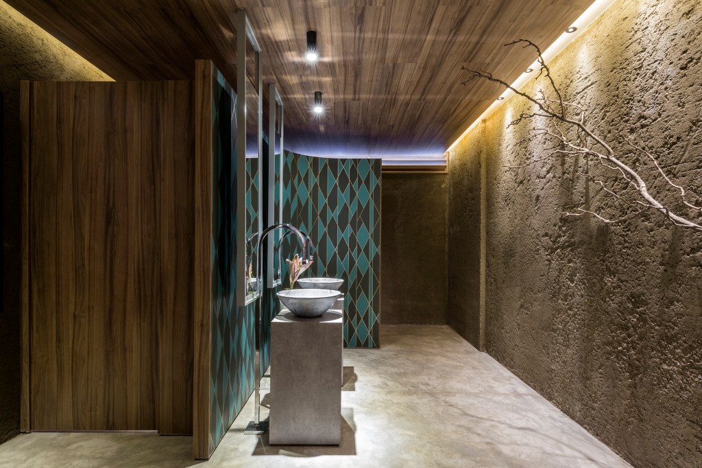 Mistura de texturas e cores no Lavabo Público da CASACOR Brasília