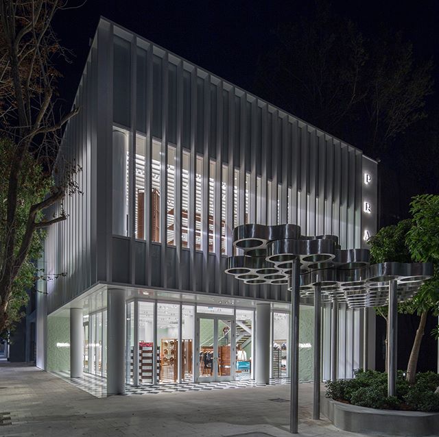 Design brasileiro inspira décor da nova loja da Prada em Miami