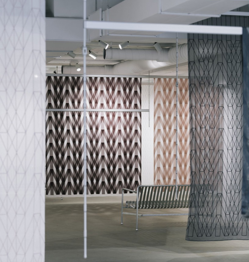 Irmãos Bouroullec criam cortinas bordadas em jogo de tons e luzes