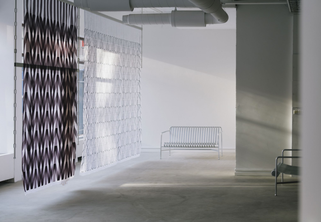 Irmãos Bouroullec criam cortinas bordadas em jogo de tons e luzes
