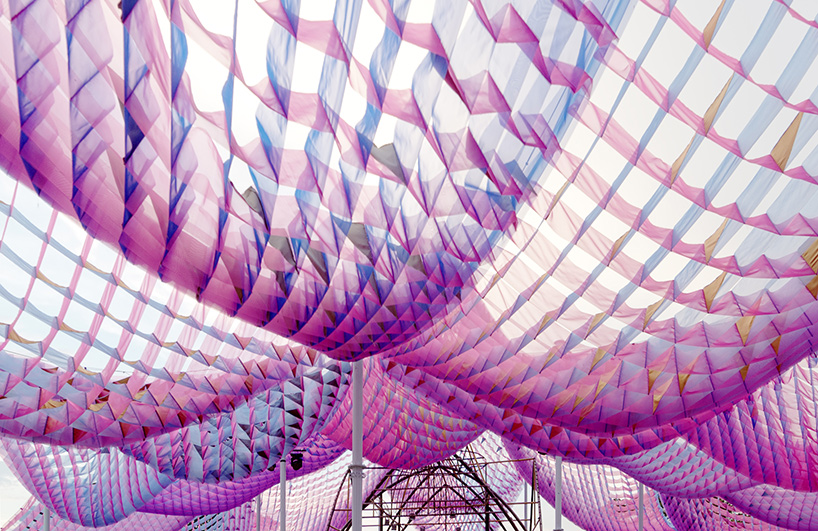 Pavilhão colorido é criado para festival sustentável na Tailândia