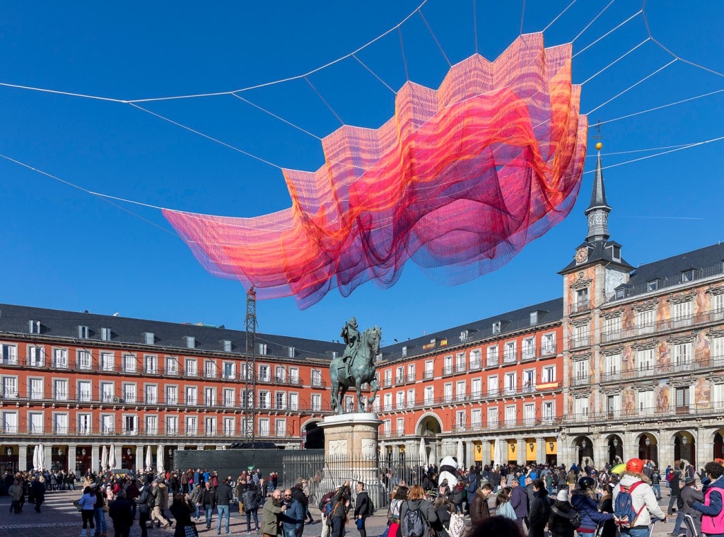 Instalação de Janet Echelman celebra os 400 anos de Madrid