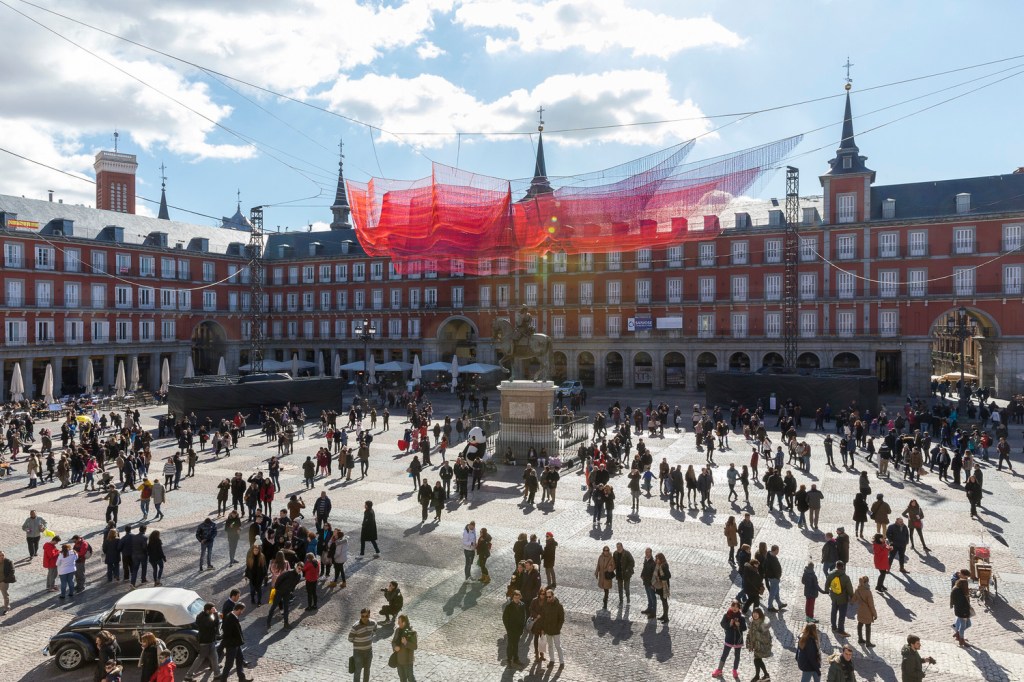 Instalação de Janet Echelman celebra os 400 anos de Madrid