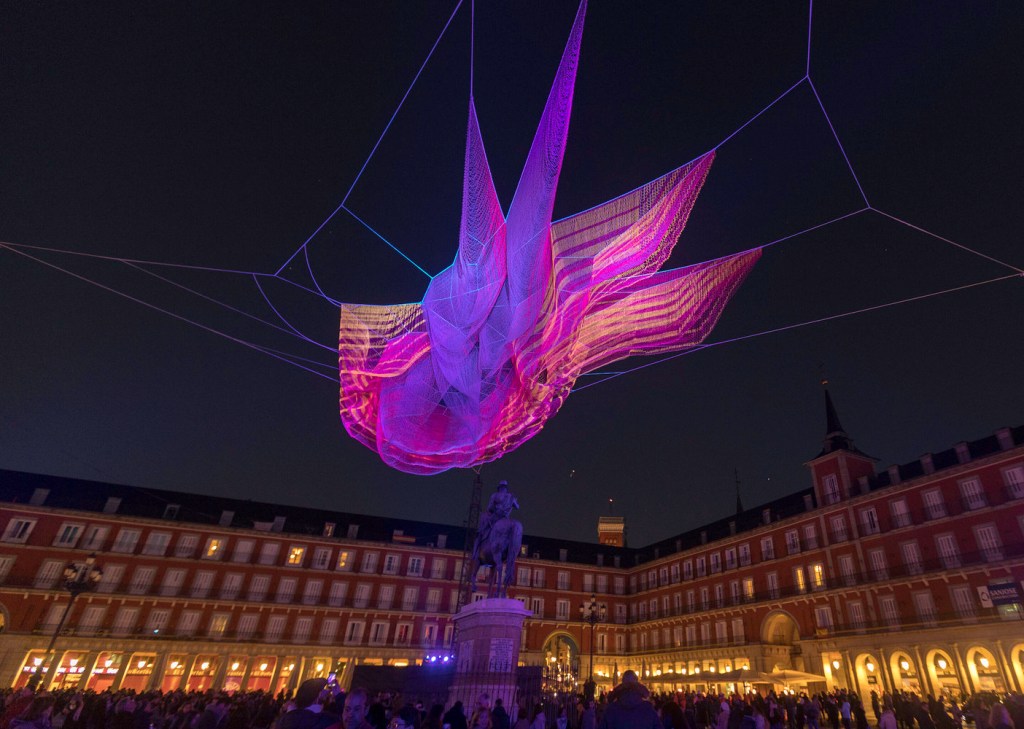 Instalação de Janet Echelman celebra os 400 anos de Madrid