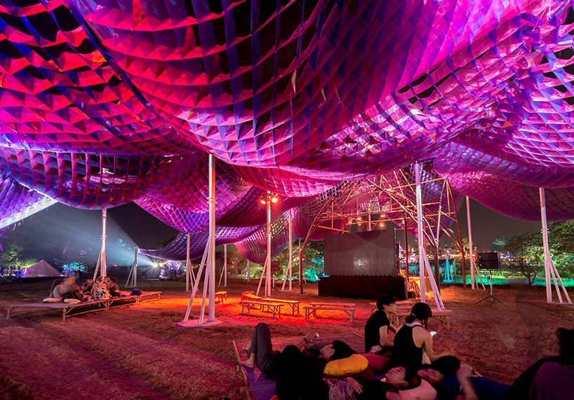 Pavilhão colorido é criado para festival sustentável na Tailândia