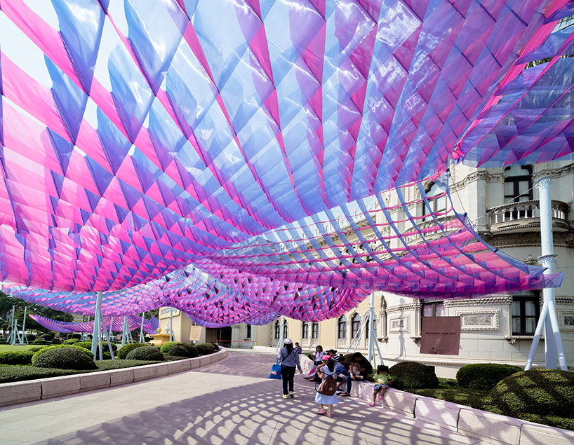 Pavilhão colorido é criado para festival sustentável na Tailândia