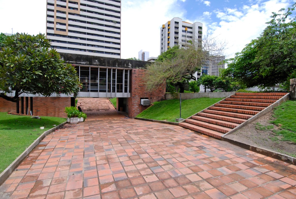 A sede da CASACOR Ceará 2018 possui jardim de Burle Marx