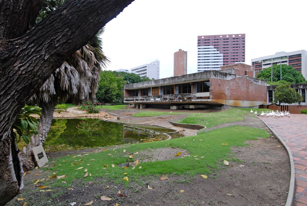 A sede da CASACOR Ceará 2018 possui jardim de Burle Marx