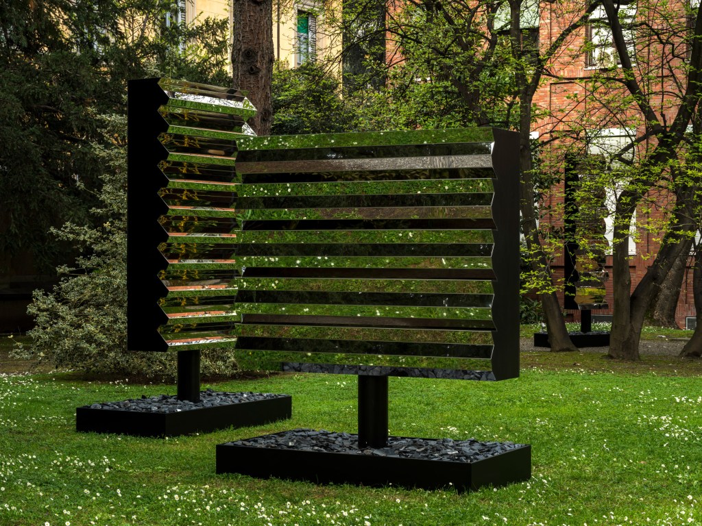 cos-phillip-k-smith-iii-open-sky-milan-design-week_dezeen_2364_col_12 Open Sky: a instalação reflexiva da COS na Milan Design Week 2018