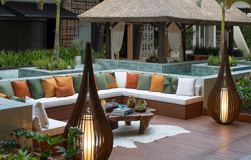 24 – iost arquitetura – jardim tropical (1) Lio Simas CASACOR Itapema é invadida por jardim de 700 m² com sete espelhos d’água