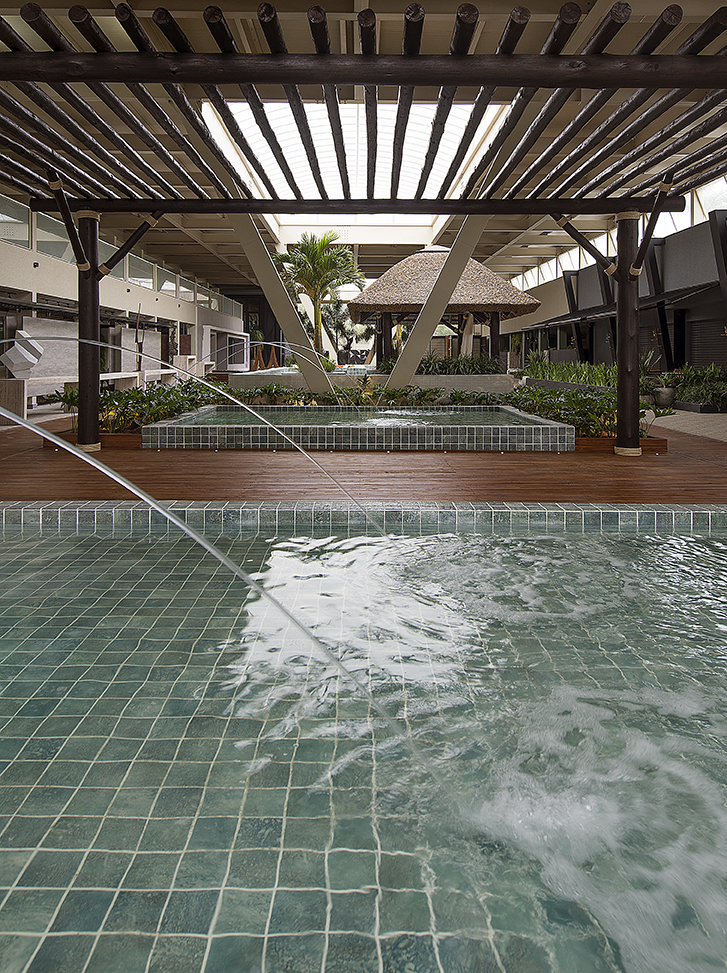 24 – iost arquitetura – jardim tropical (2) Lio Simas CASACOR Itapema é invadida por jardim de 700 m² com sete espelhos d’água