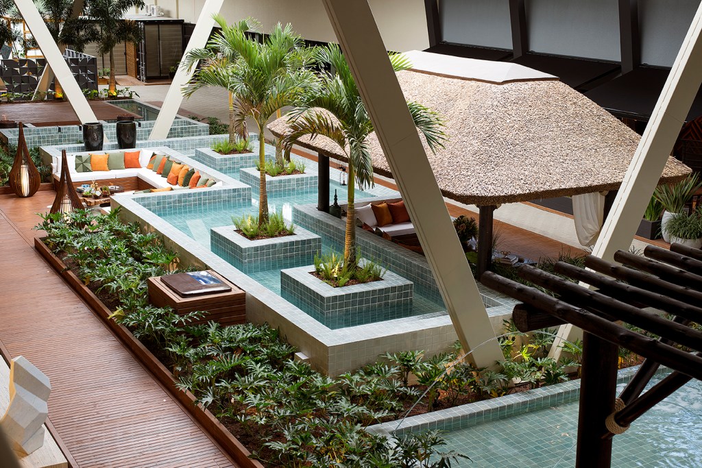24 – iost arquitetura – jardim tropical (3) Lio Simas CASACOR Itapema é invadida por jardim de 700 m² com sete espelhos d’água