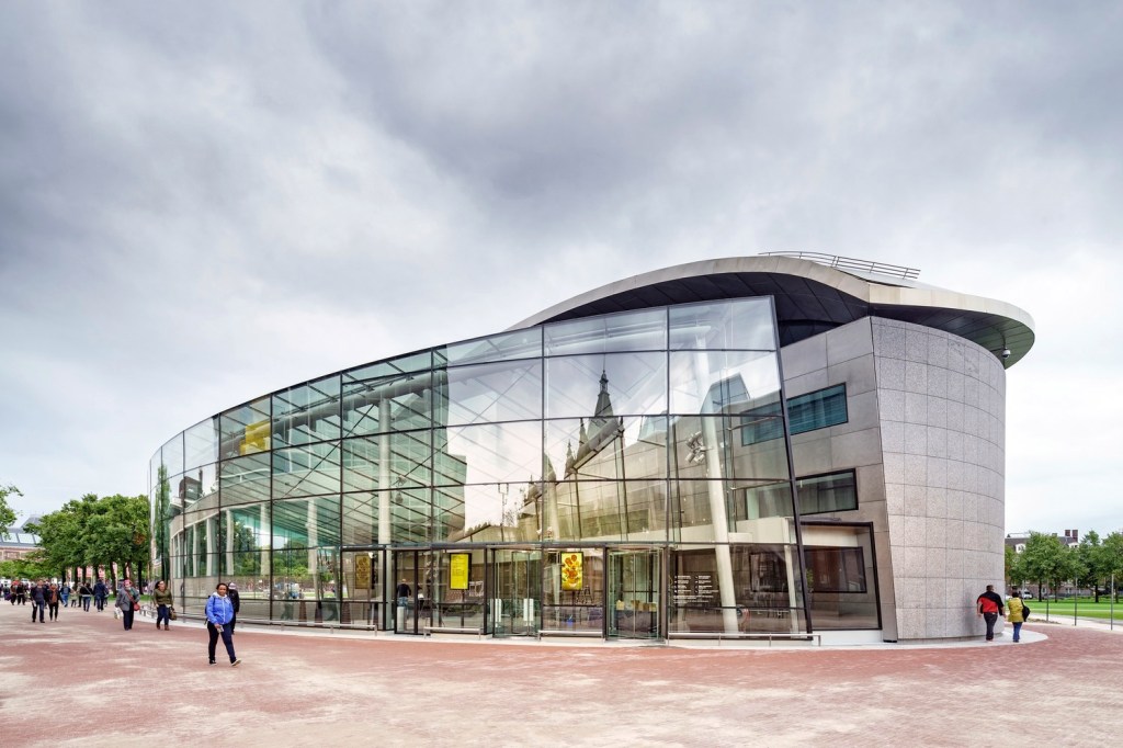 01_VanGoghMuseum_EntranceBuilding_HansvanHeeswijkArchitects_photo_RonaldTilleman Vans e Van Gogh Museum se unem em projeto de preservação à arte
