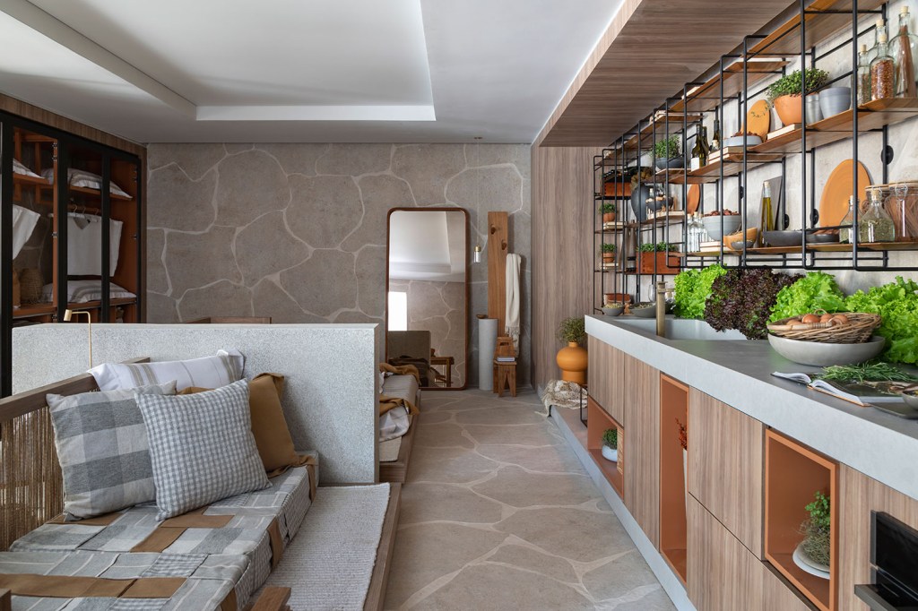 Painel de madeira dita o layout da Casa Menir na CASACOR São Paulo 2018
