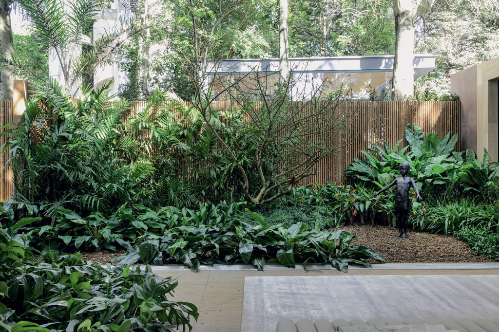 1-jardim-cenario-paisagismo-casacorsp2018 Vegetação exuberante de jardim se integra à arquitetura na CASACOR SP 2018