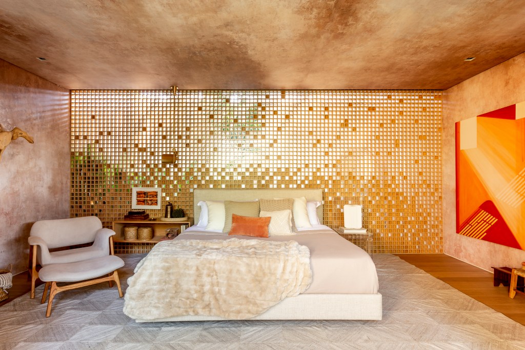 CASACOR SP: Suite Arquitetos projeta casa com uma árvore no meio do estar