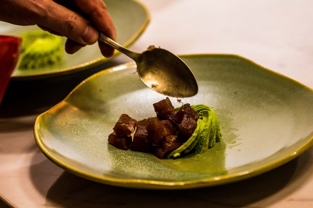 Atum com avocado, azeite de chilli e vinagre de manga italianos da Oil&Vinegar – foto Dionathan Santos IMG_7297 Chef’s Table realiza preview na CASACOR Rio Grande do Sul 2018