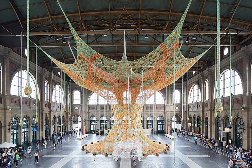 ernesto-neto-gaiamothertree-fondation-beyeler-zurich-designboom-001 Ernesto Neto leva a Amazônia para estação de Zurique, na Suiça