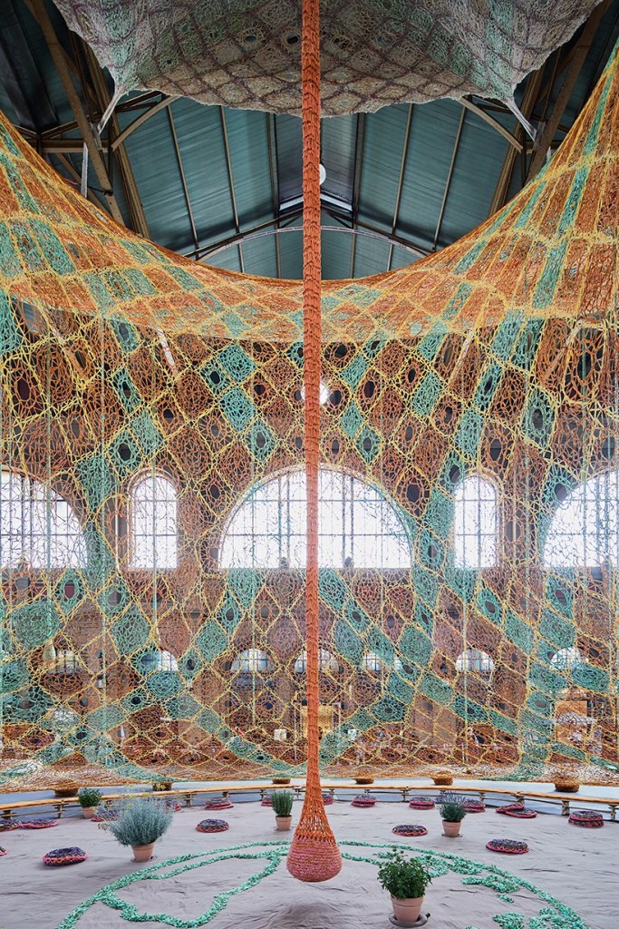 ernesto-neto-gaiamothertree-fondation-beyeler-zurich-designboom-003 Ernesto Neto leva a Amazônia para estação de Zurique, na Suiça
