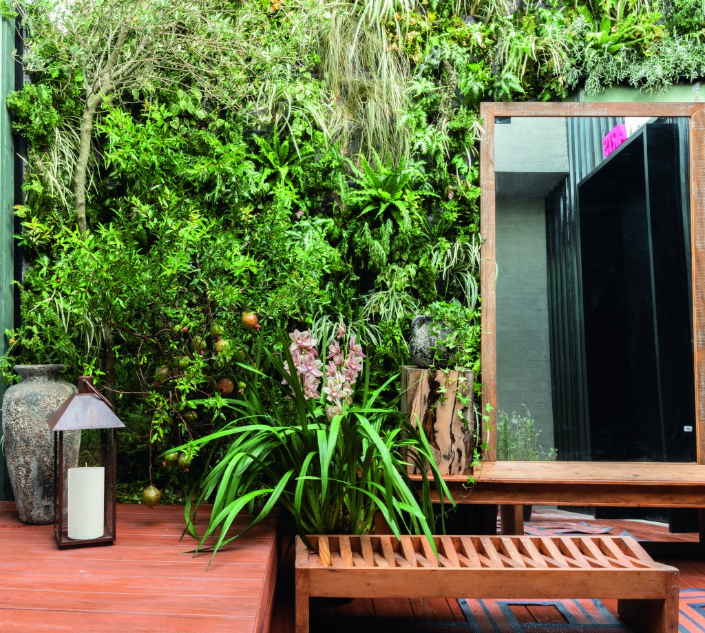 Jardim do Entardecer – Vertical por Myrian Marquez – CASACOR SP 1 CASACOR SP: um jardim de apenas 16 m² inspirado na cultura grega
