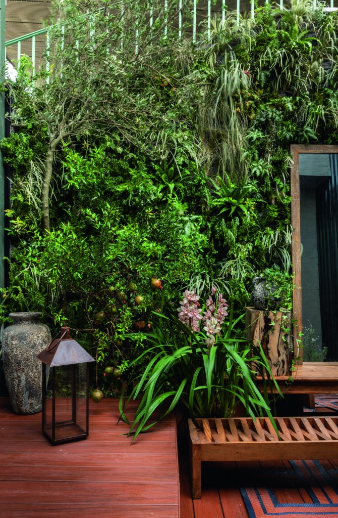 Jardim do Entardecer – Vertical por Myrian Marquez – CASACOR SP 2 CASACOR SP: um jardim de apenas 16 m² inspirado na cultura grega