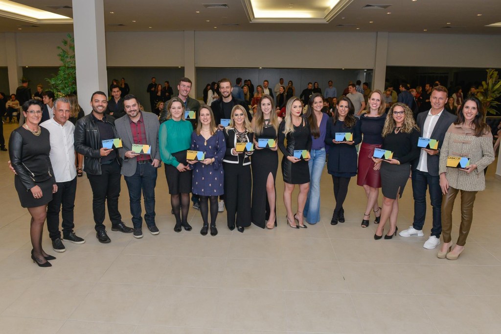 Todos os premiados da CASACOR Santa Catarina Itapema 2018_carlosalves_eventosemfotos-169 CASACOR Itapema 2018 reconhece os talentos da mostra em premiação