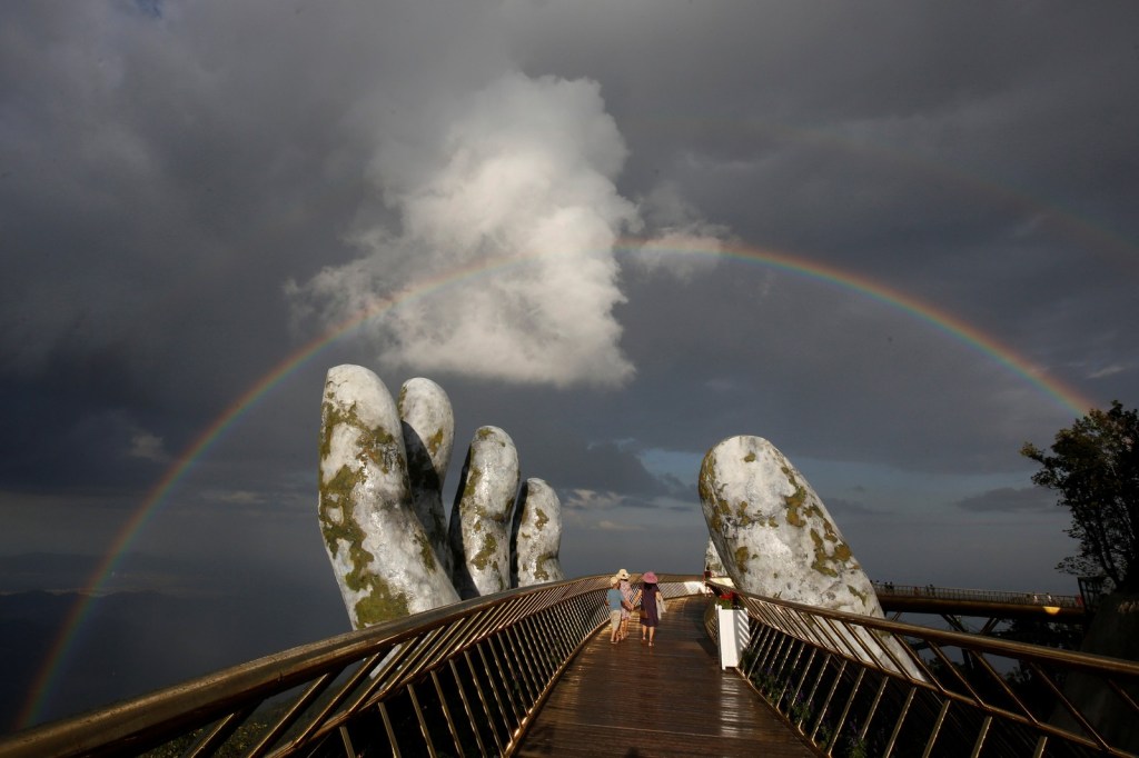 Mãos de pedra envolvem a Cau Vang, a nova ponte dourada do Vietnã