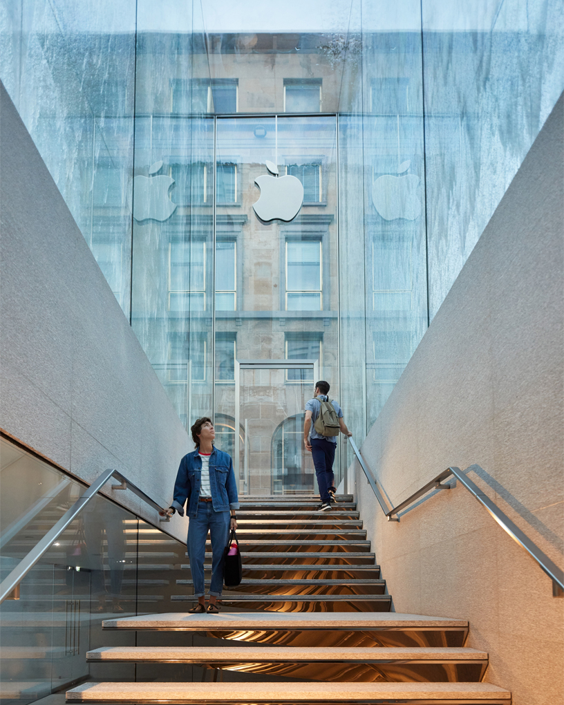apple-piazza-liberty_staircase_07242018_big.jpg.large Norman Foster assina nova loja da Apple em Milão