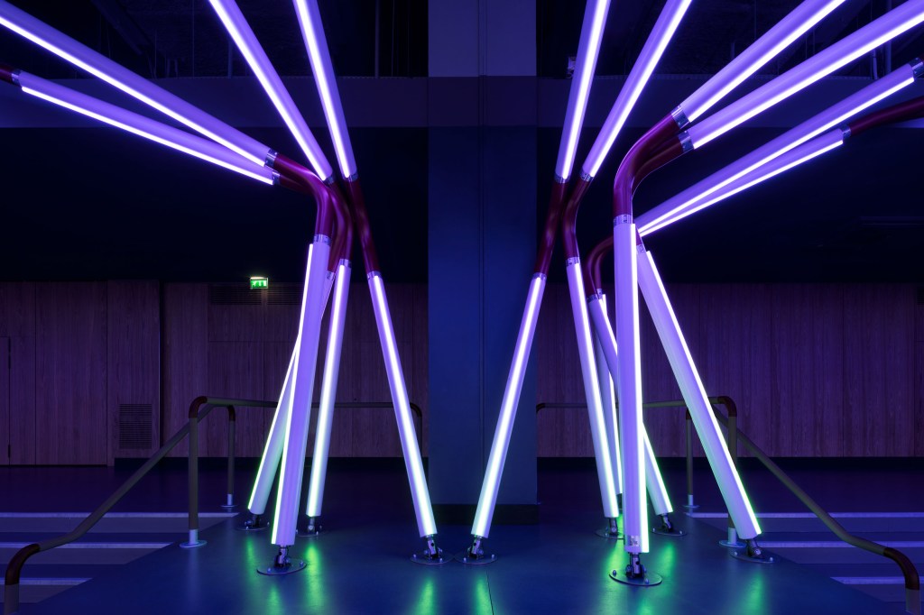 PierreLExcellent-GutoRequena_Terminal7-182 Árvores de LED, por Guto Requena, invadem pista de dança em Paris