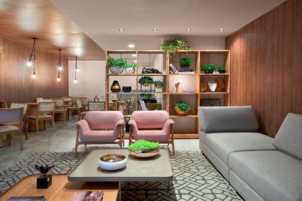16 – LOUNGE RESORT – Gui Rodrigues – crédito Jomar Bragança (4) Cadeiras e poltronas roubam a cena na CASACOR Brasília 2018