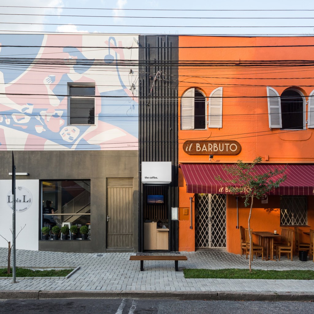 Café de 3m² em Curitiba propõe nova relação com o meio urbano