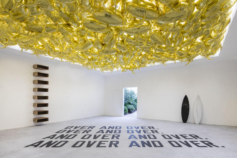 https_hypebeast.comimage201810gucci-the-artist-is-present-exhibition-shanghai-maurizio-cattelan-1 Gucci questiona a originalidade da cultura na expo The Artist is Present