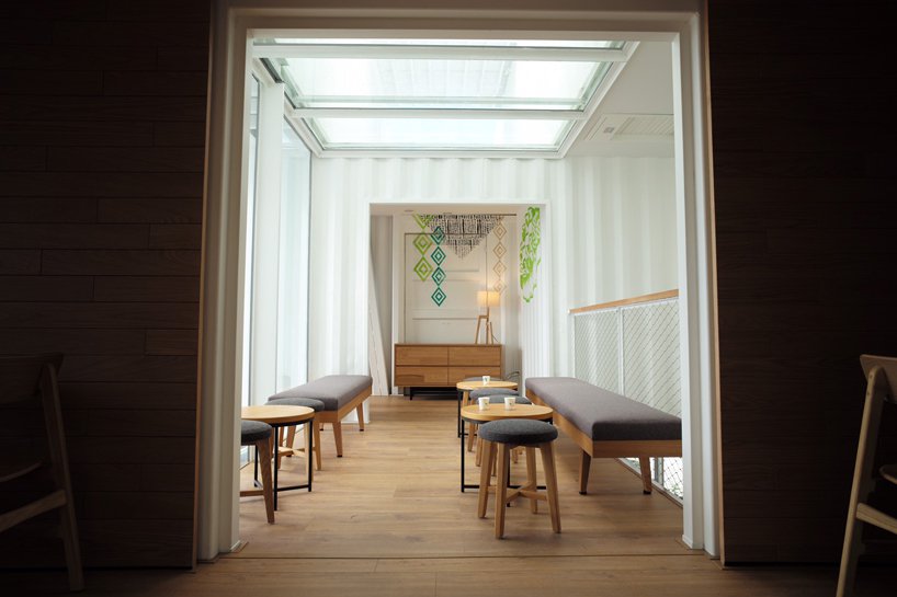 kengo-kuma-shipping-container-starbucks-taiwan-designboom-2 Kengo Kuma assina projeto de Starbucks com contêineres
