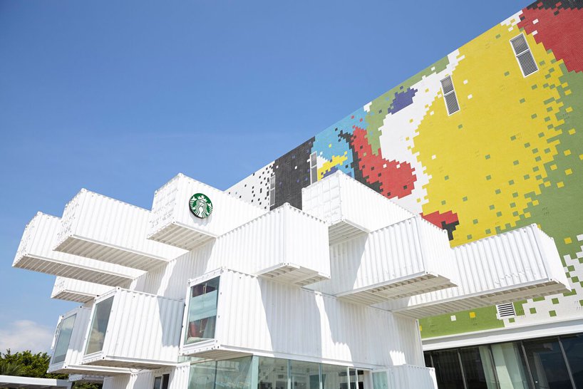 kengo-kuma-shipping-container-starbucks-taiwan-designboom-4 Kengo Kuma assina projeto de Starbucks com contêineres