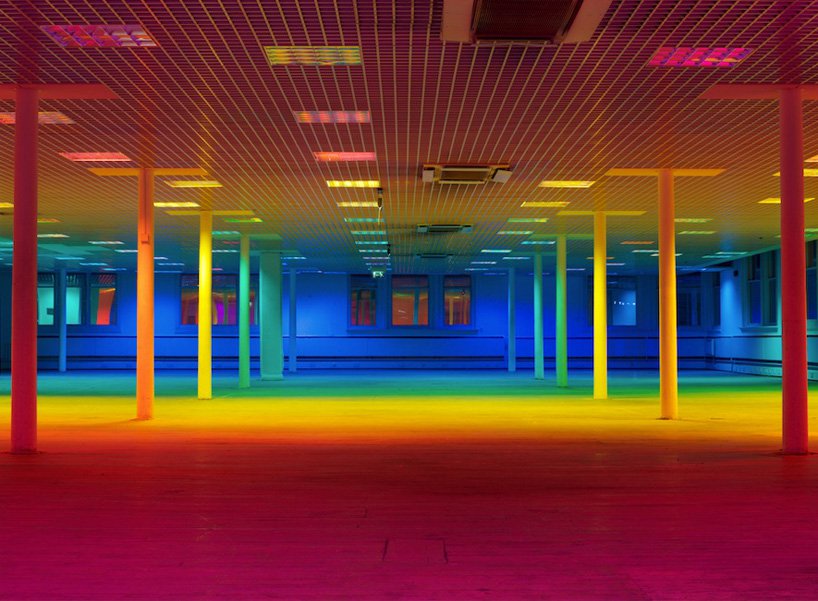 liz-west-your-colour-perception-designboom-01 Artista explora as influências da luz na arquitetura em instalação