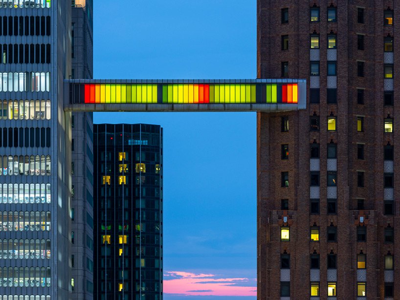 phillip-k-smith-III-detroit-skybridge-michigan-designboom-02 Phillip K Smith III une prédios com ponte luminosa de LED