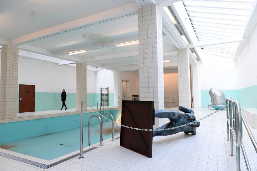 whitechapel-gallery-elmgreen-dragset-pool-designboom-10 Galeria Whitechapel vira piscina abandonada nas mãos de Elmgreen & Dragset
