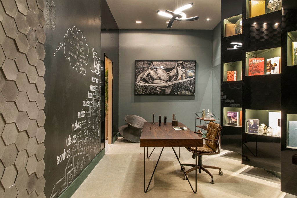 15 – HOME OFFICE COM LAVABO _ RENATA TRISTAO O laminado se faz presente e reveste os ambientes da CASACOR ES 2018