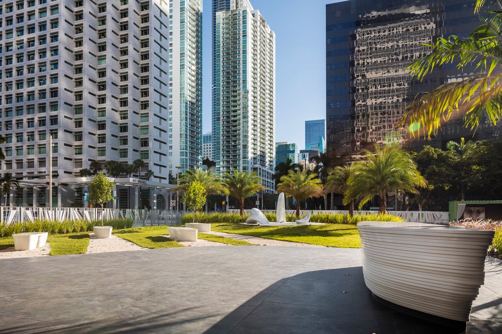 CASACOR_MIAMI_2018_1715-HDR-Edit_FULL_RES Miami ganha praça com esculturas do Estúdio Pininfarina