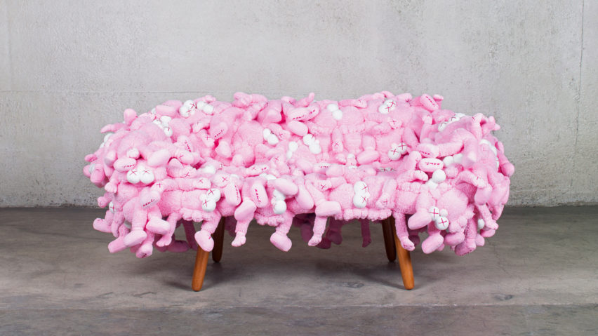 chair-kaws-campana-friedman-benda-design-miami-florida-usa_dezeen_2364_hero2-852×479 Irmãos Campana e Kaws apresentam novas criações na Miami Art Week