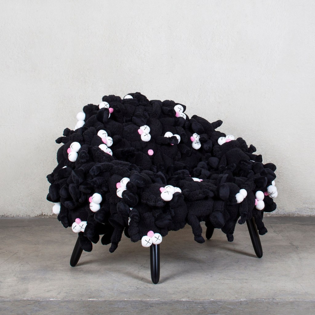 chair-kaws-campana-friedman-benda-design-miami-florida-usa_dezeen_sq1 Irmãos Campana e Kaws apresentam novas criações na Miami Art Week